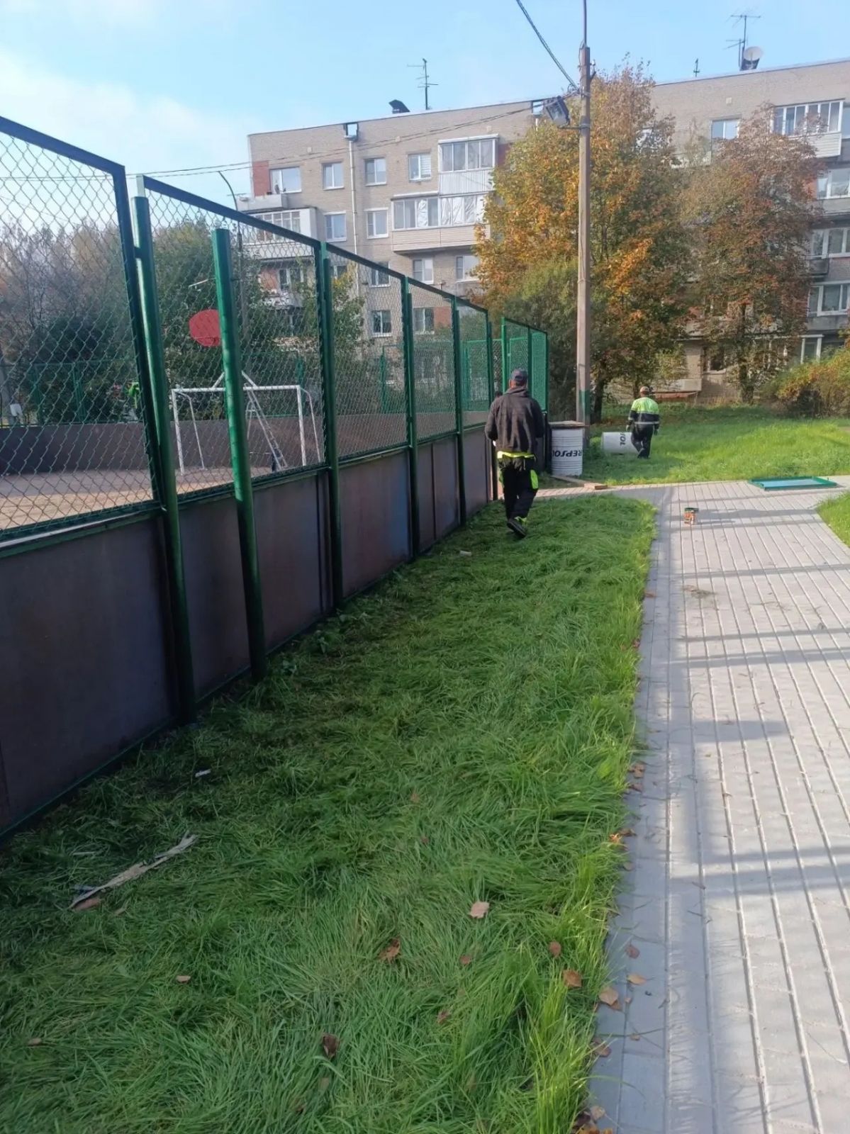 Подрядчик завершает покрасочные работы на корте по ул. Юбилейной.